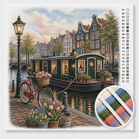 Hollandse woonboot aan de gracht kruissteek pakket — groene woonboot, rode fiets en tulpen aan een Amsterdamse gracht